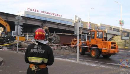 "На глазах всё случилось". В Минске на Немиге обрушилась пешеходная часть моста