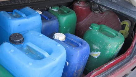 Водитель предприятия в Буда-Кошелёво похитил почти 1300 литров бензина и продавал знакомым со скидкой