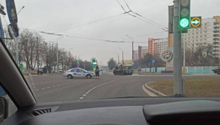 Второй день военных действий в Украине: бронетехника на улицах Гомеля, очередей на заправках нет, доллар дешевеет, бои идут уже в Киеве