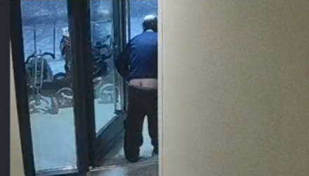 В посёлке под Гомелем мужчина открыто демонстрировал свой половой орган