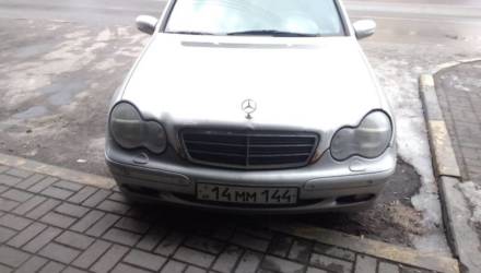 В Гомеле ездит Mercedes с необычным номером. Откуда приехала машина?