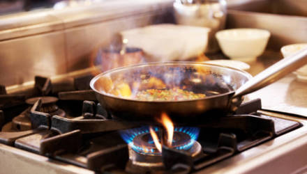 В Гомеле женщина готовила еду и оказалась в реанимации: на ней загорелась одежда