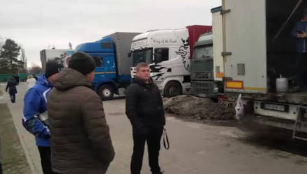 Украинские дальнобойщики вынужденно остановились в Гомеле. Нужна помощь