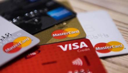 Visa и Mastercard заявили о приостановке своей деятельности в России. Банки заявили о переходе на "Мир" и китайский UnionPay