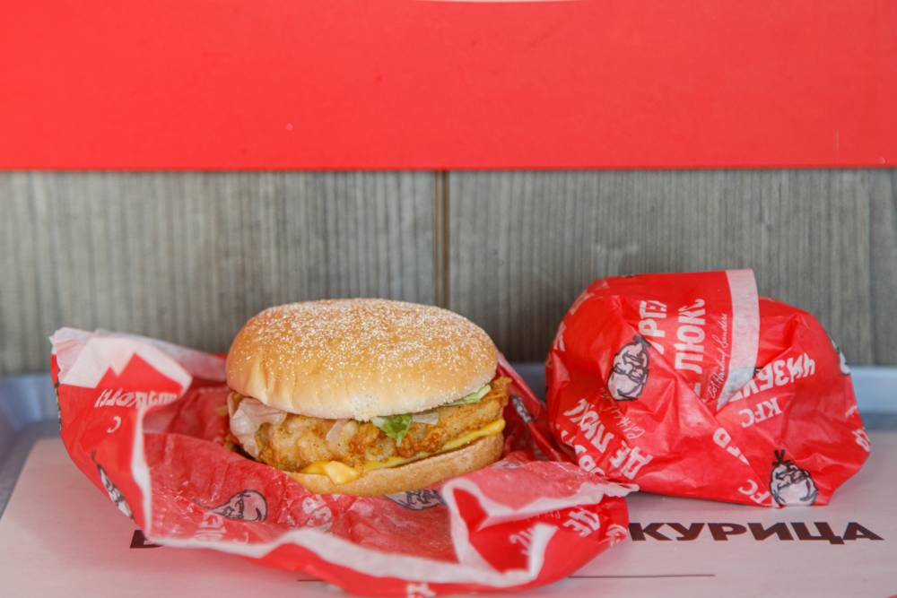 Новые акции марта в KFC! Чизбургер де Люкс 1+1 и КОМБО 5 за 5,50, на чьей стороне ты?!