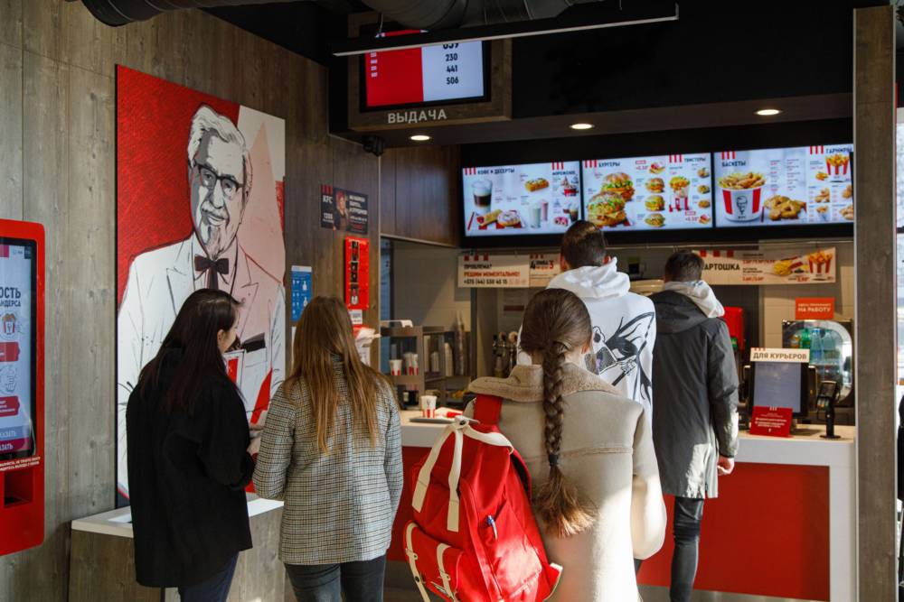 Новые акции марта в KFC! Чизбургер де Люкс 1+1 и КОМБО 5 за 5,50, на чьей стороне ты?!