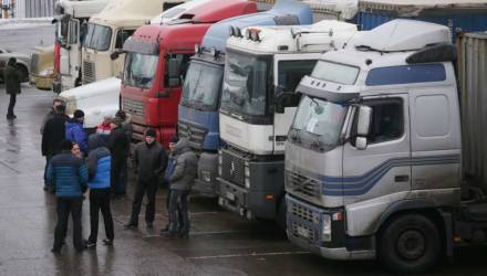 Фуры с грузом отобрали у белорусских водителей на территории Западной Украины