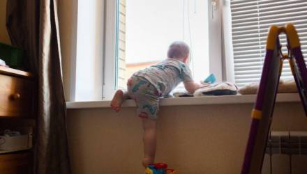 Под Гомелем из окна выпал 2-летний ребёнок