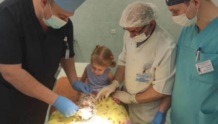 Гомельские врачи провели уникальную операцию, чтобы помочь 2-летней малышке стать на ноги