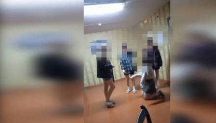 «Закрой рот! Стань на колени!»: белорусские студентки издевались над сверстницей и снимали это на видео