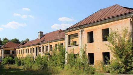 Колоритную заброшенную больницу в Гомеле наконец продали. Цена во время торгов сильно выросла
