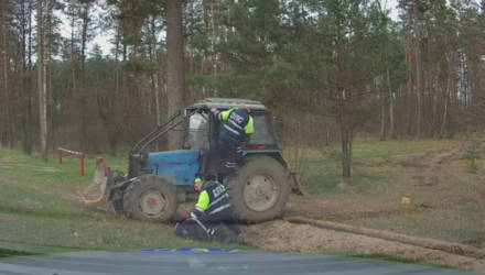 Очень пьяный гомельчанин с собутыльником на тракторе пытались выехать из леса на дорогу. Но что-то пошло не так