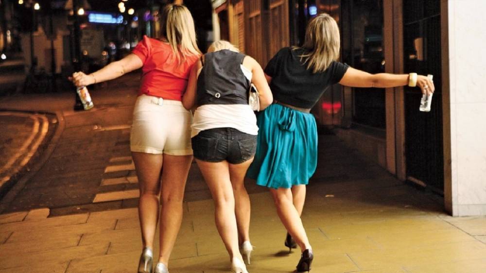 Пьяные девушки устроили драку возле ночного клуба в ЗКО