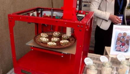 Что за чудо? На Гомельщине показали пищевой 3D-принтер, который производит натуральные мясные продукты из сухих смесей