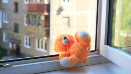 Пятилетняя девочка выпала из окна пятого этажа в Гомеле