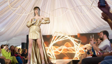 С нарядом по мотивам смартфона. Под Минском прошёл юбилейный показ Brands Fashion Show