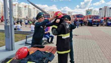 Праздник для всей семьи у Ледового: как гомельские спасатели отмечают День пожарной службы