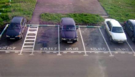В Гомеле жильцы дома на Головацкого самовольно организовали "персональную" парковку с номерами квартир. ГАИ: так нельзя
