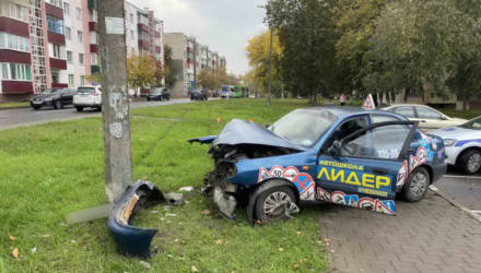 В Гомеле водитель учебного автомобиля врезался в столб. На второй день после ДТП он умер