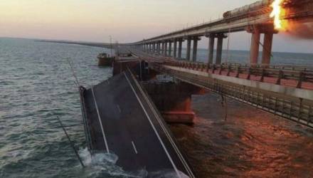 Теракт на Крымском мосту: в результате подрыва грузового авто частично обрушились два пролёта