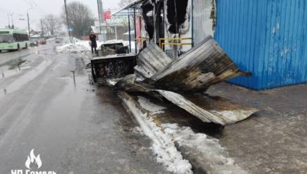 В Гомеле на остановке сгорел магазин. Там можно было купить "батон, как в детстве"...