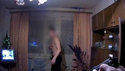 В Хойниках из квартиры выбегали люди – там размахивал ножом 20-летний парень, пришлось стрелять по ногам