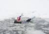 В Мозыре девушка решила срезать путь по озеру и провалилась под лёд. Её спас прохожий