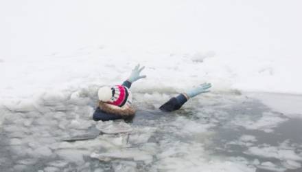 В Мозыре девушка решила срезать путь по озеру и провалилась под лёд. Её спас прохожий