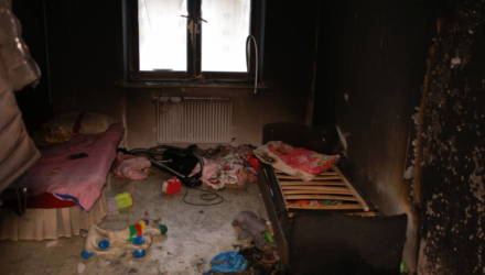 На Гомельщине случайный прохожий не побоялся рискнуть жизнью и спас на пожаре маму с двумя детьми