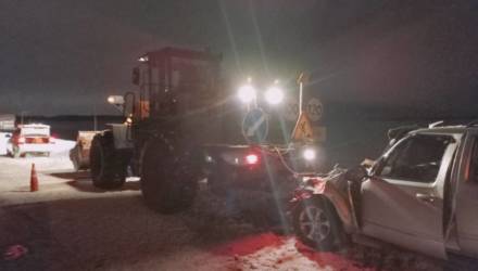 Столкновение на гомельской трассе легковушки с погрузчиком привело к смерти работника, убирающего снег