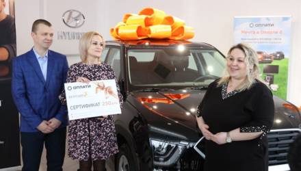 "От неожиданной новости потекли слёзы". Гомельчанка выиграла автомобиль от сервиса "Оплати"