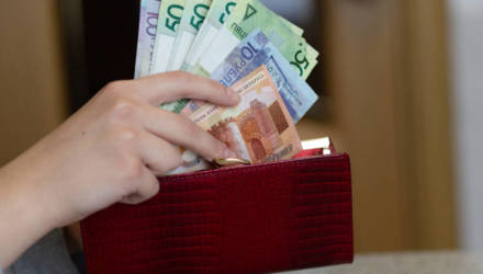 Средняя зарплата у белорусов стала меньше. Бюджетникам её поднимут второй раз за год