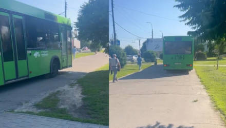 В Гомеле водитель автобуса включил аварийку и поехал по тротуару с людьми. Что это было?