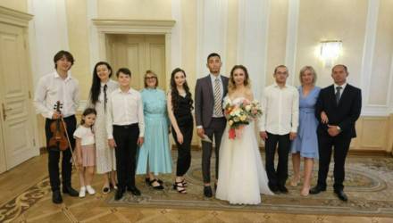 В Гомеле в День семьи, любви и верности сыграли свадьбу 18 пар