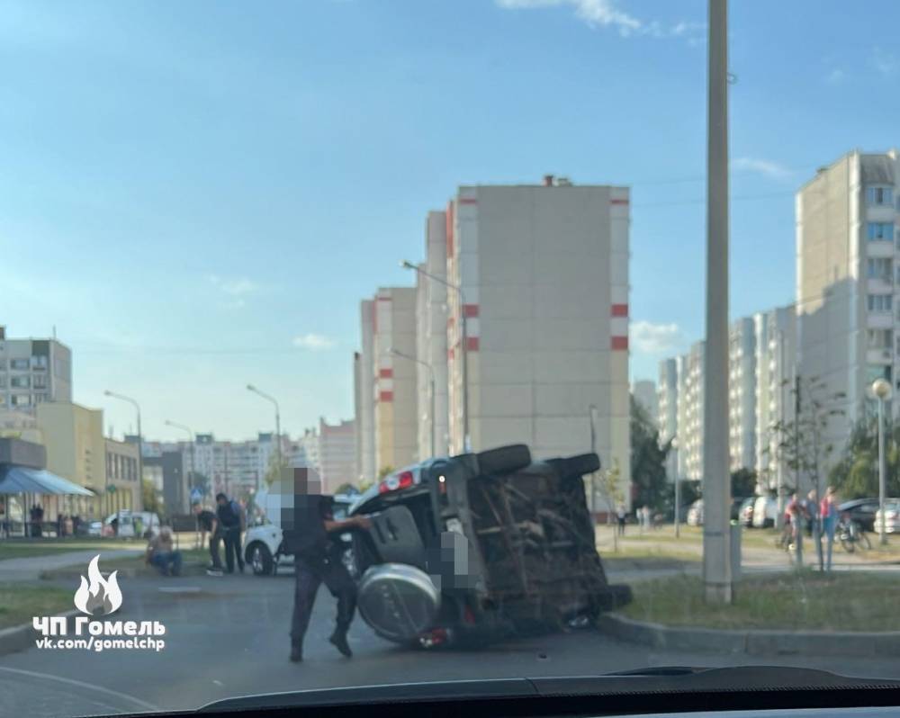 В Гомеле в результате ДТП перевернулась машина милиции