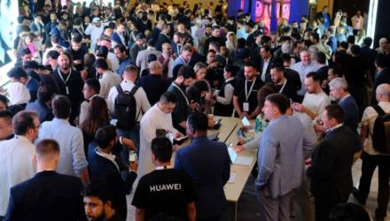 Huawei представила новый мощный ноутбук, планшет со стилусом и наушники-клипсы