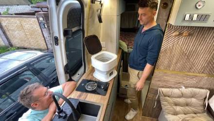 Братья из Гомеля переделали VW Crafter в автодом. Что внутри?