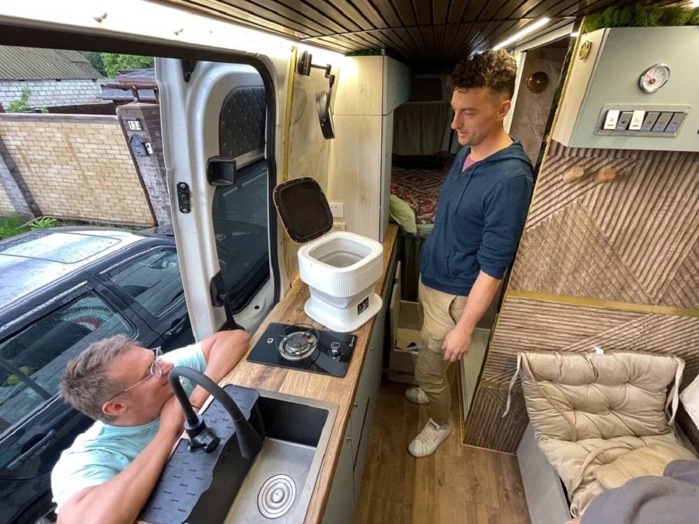 Братья из Гомеля переделали VW Crafter в автодом. Что внутри?