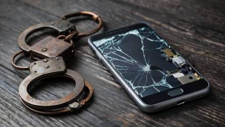 Гомельчанин набросился на судебного исполнителя, придавил всем телом, выкручивал руку, нанес травму