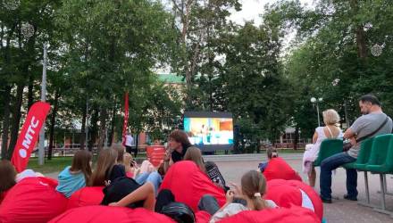 В Гомеле идёт кино под открытым небом — сквер Громыко приглашает