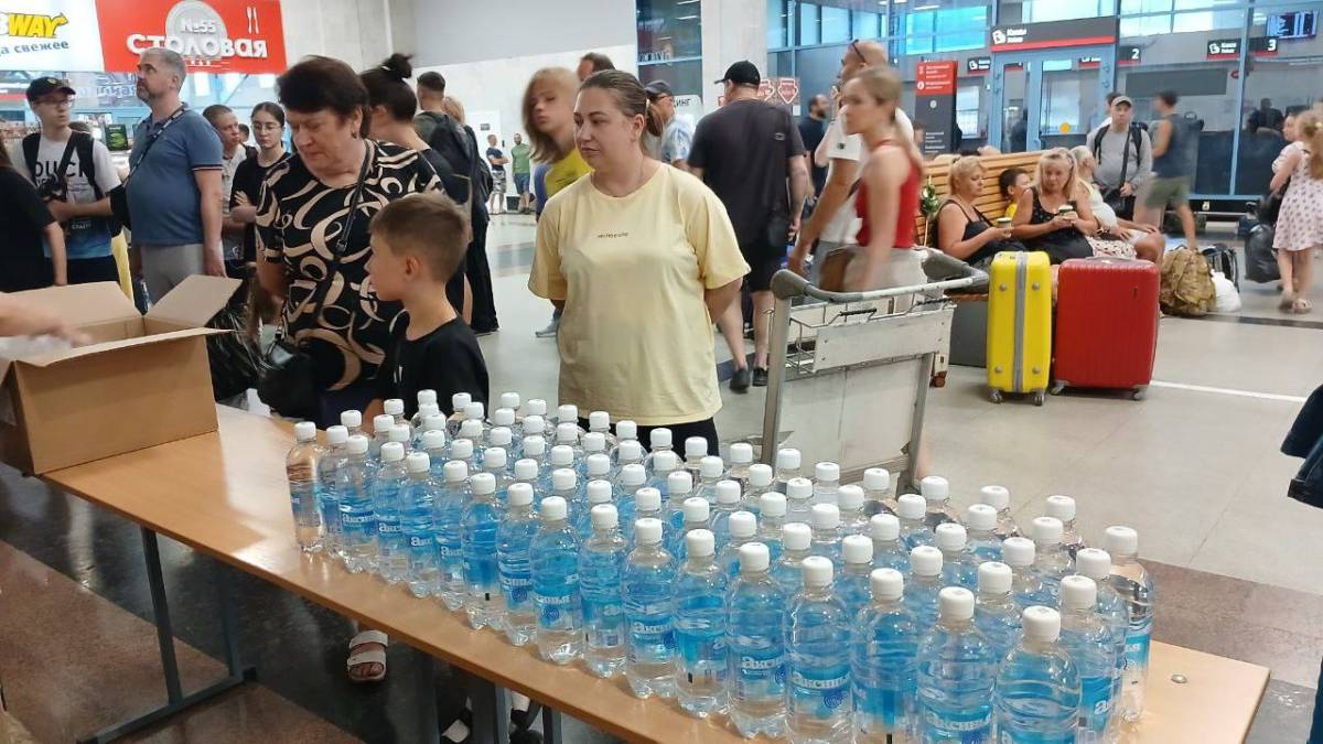 Организована раздача воды и сухих пайков пассажирам задержанных поездов