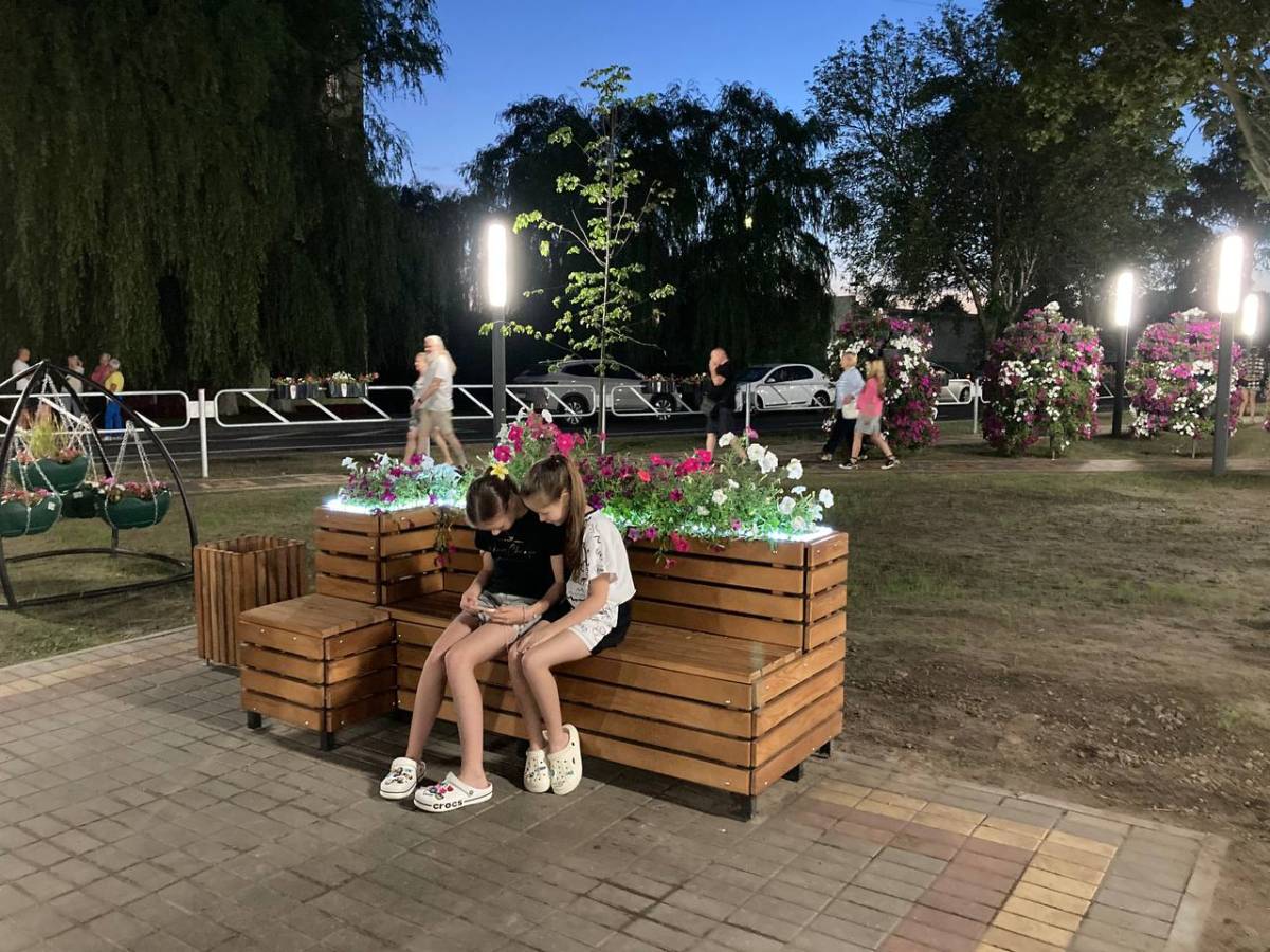 светящиеся скамейки в сквере спасателей