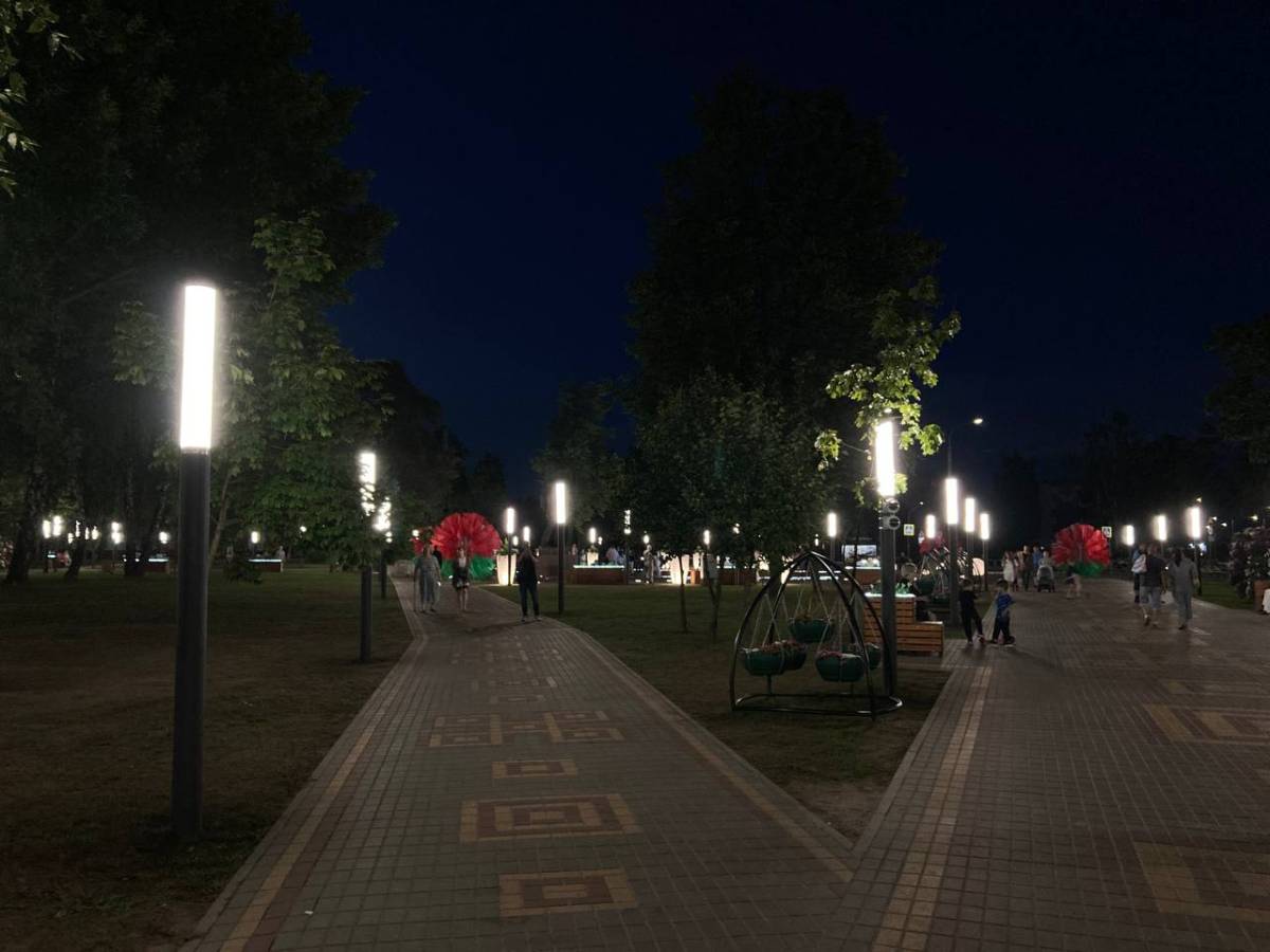 Сквер спасателей в Гомеле с подсветкой