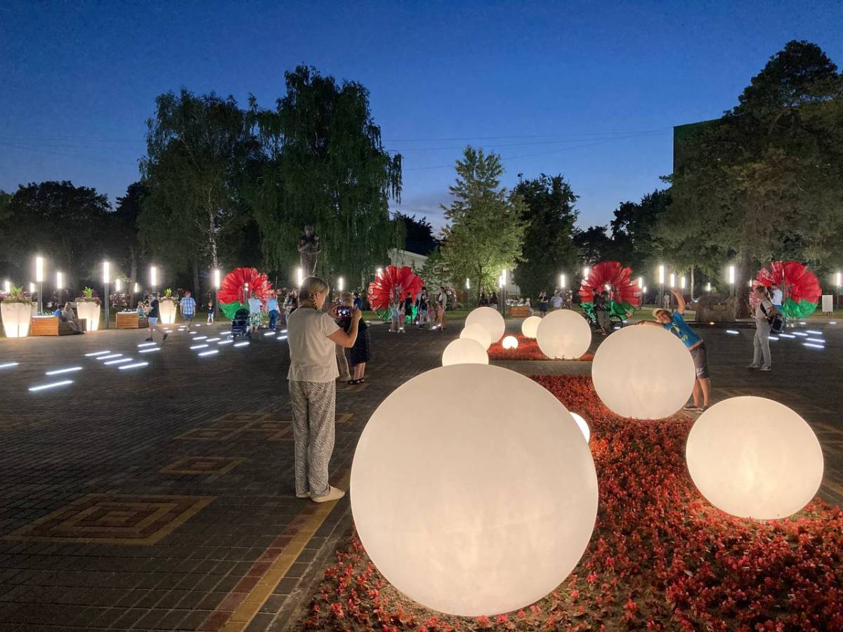 Светящиеся клумбы и плитка в новом сквере 1