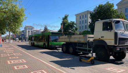 В Гомеле жара: не выдерживают даже автобусы