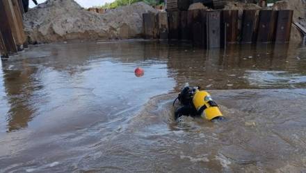 Водолазы обследуют дно перед строительством моста Ветка