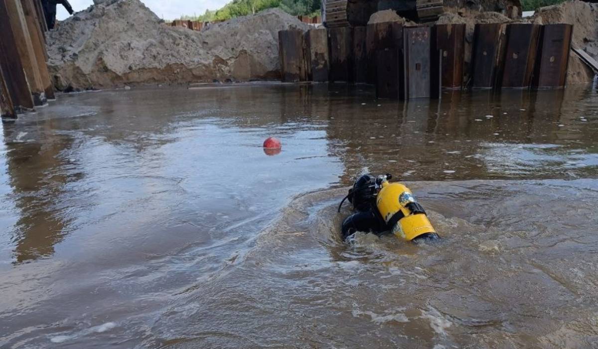 Водолазы обследуют дно перед строительством моста Ветка