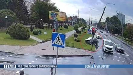 BMW врезался в столб на Советской в Гомеле