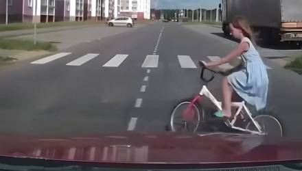 В Гомеле девочка на велосипеде вылетела под колёса авто