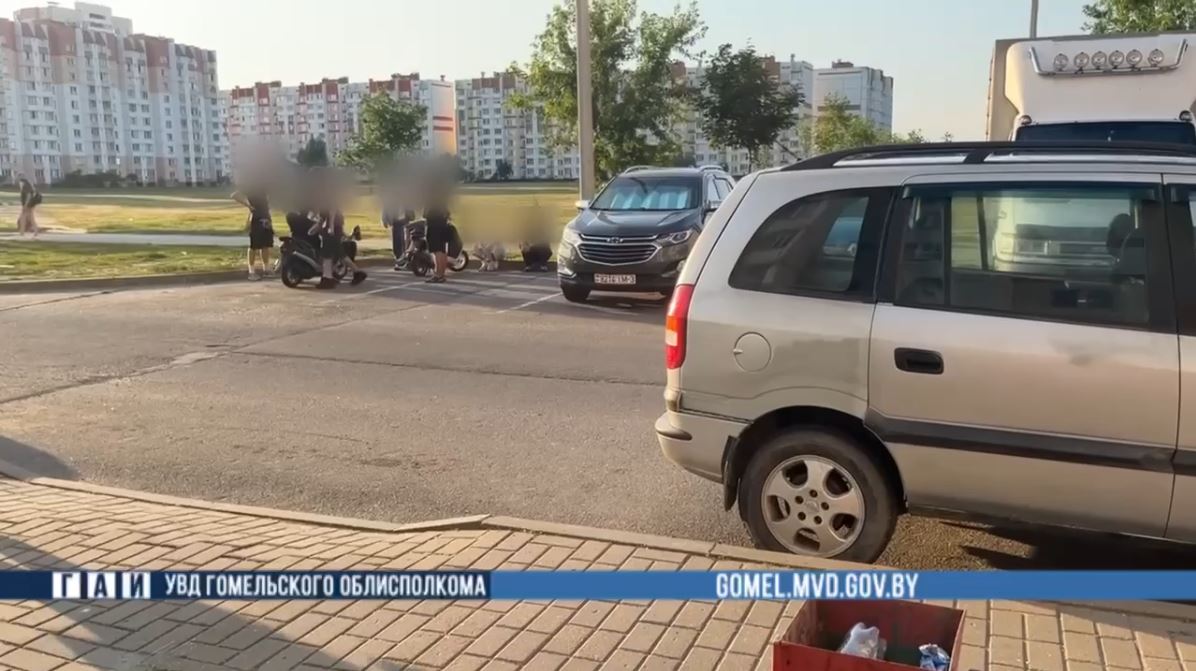 Подростков без прав поймали за езду на скутерах в Гомеле